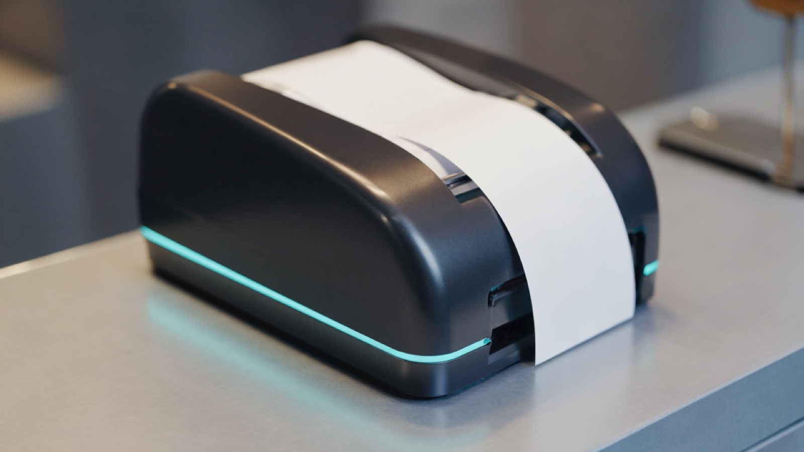 Thermo-Bondrucker mit 80-mm-Papierrolle druckt einen Kassenbon an der Theke